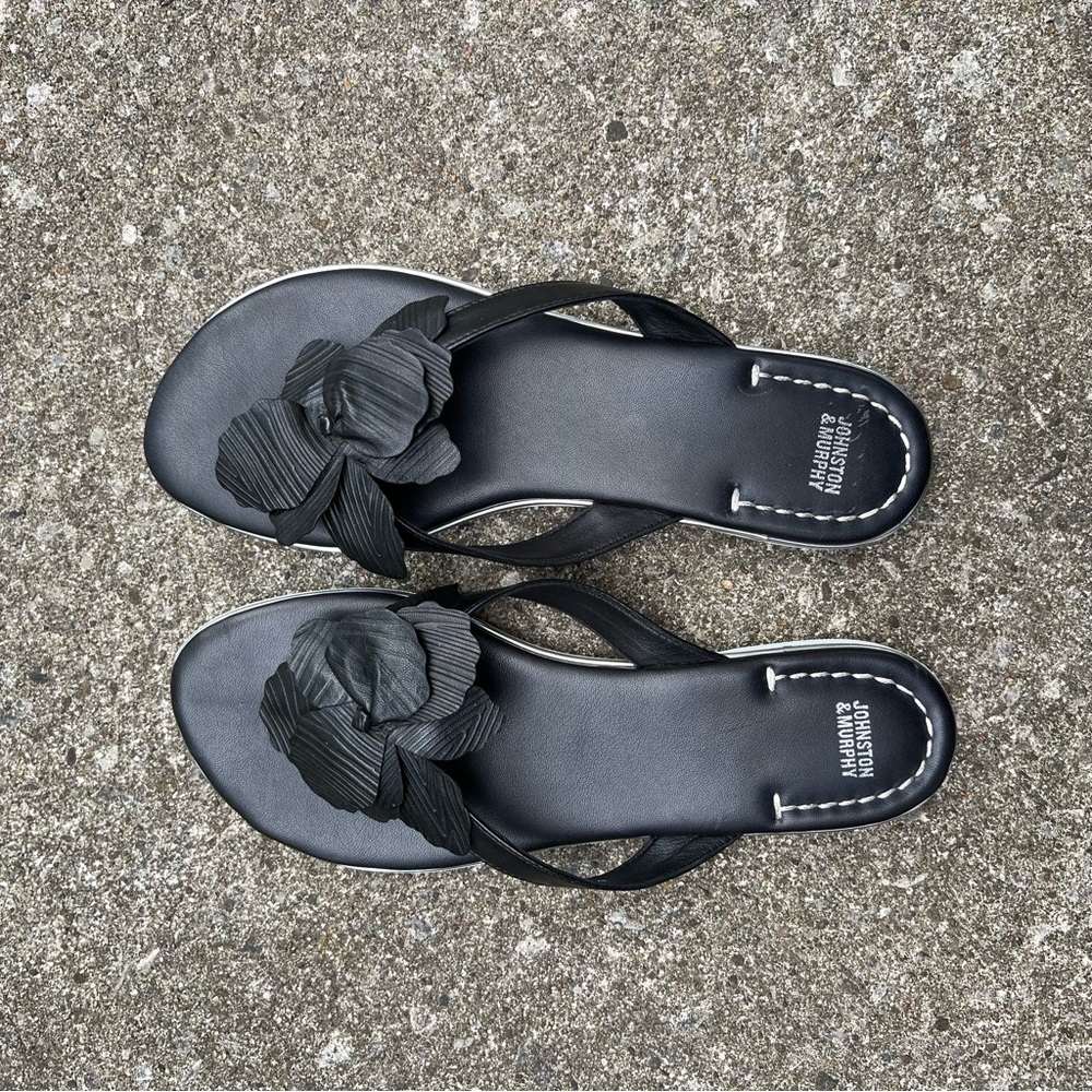 new johnston & murphy 9.5 black sandals with floral appliqué on the front